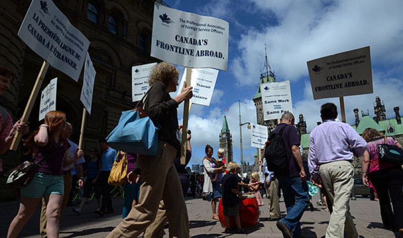 কানাডা ইমিগ্রেশন ধর্মঘটের খেসারত! কানাডা ইমিগ্রেশন ধর্মঘটের খেসারত!