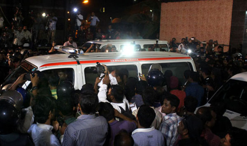 কারাগারের উদ্দেশে রওয়ানা দিল ২ অ্যাম্বুলেন্স! কারাগারের উদ্দেশে রওয়ানা দিল ২ অ্যাম্বুলেন্স!