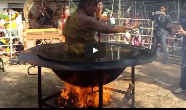 ভিডিও: ফুটন্ত তেলের কড়াইয়ে বসে ভিক্ষুকের অবিশ্বাস্য চমক! ভিডিও: ফুটন্ত তেলের কড়াইয়ে বসে ভিক্ষুকের অবিশ্বাস্য চমক!