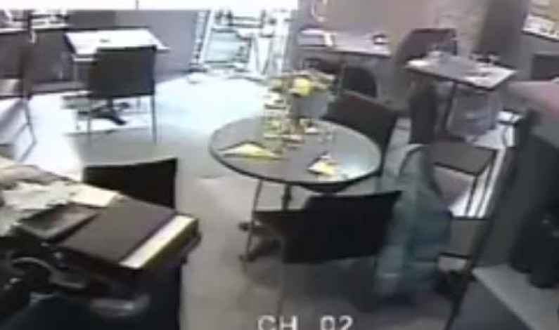 গুলশানের হামলার ভেতরের সিসিটিভি ফুটেজ গুলশানের হামলার ভেতরের সিসিটিভি ফুটেজ