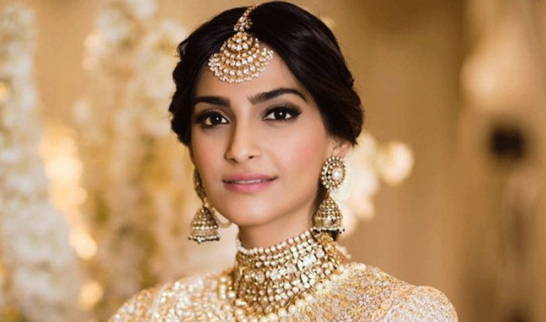 কাশ্মির নিয়ে কথা বলায় তোপের মুখে সোনম কাপুর কাশ্মির নিয়ে কথা বলায় তোপের মুখে সোনম কাপুর